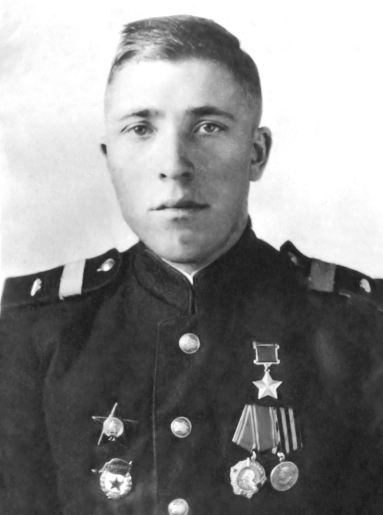  Фото, судя по наградам, сделано в 1945 году. Интересно, что полчему-то нет нашивок за ранения  