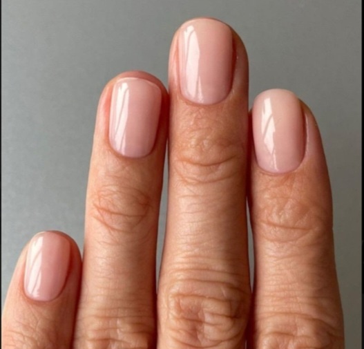 Маникюр после 50: какие цвета лака визуально омолаживают руки