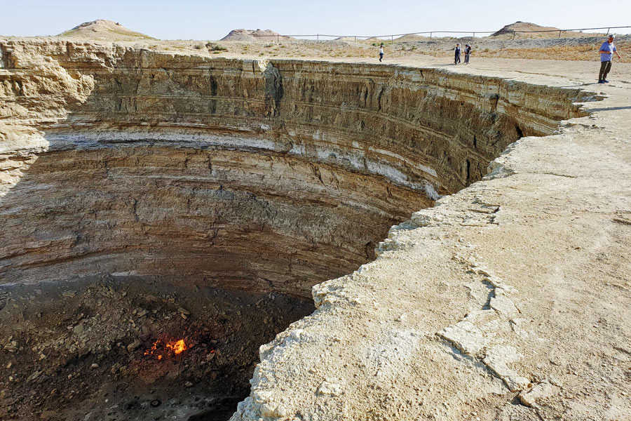 Кратер Дарваза днём. 60 метров в диаметре, 20 метров в глубину