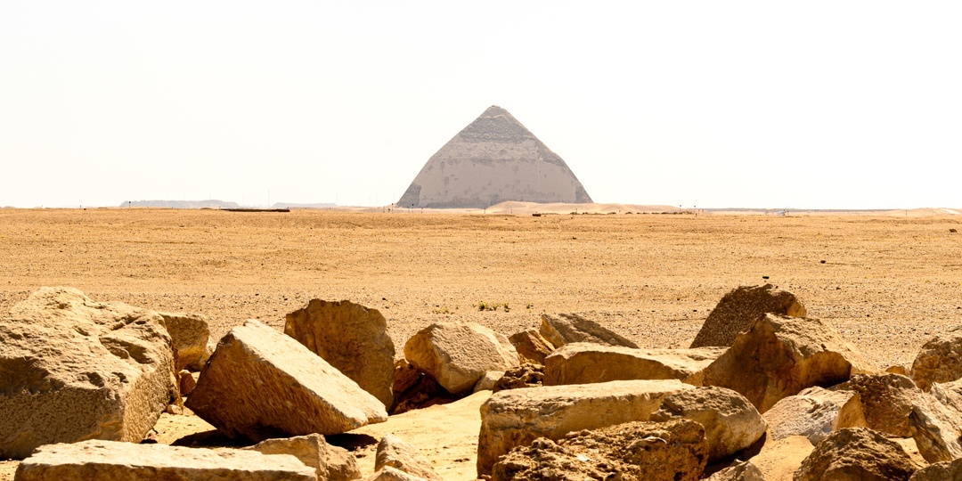 Пирамиды в Гизе знают все. А что насчет «Ломаной» в Дахшуре?