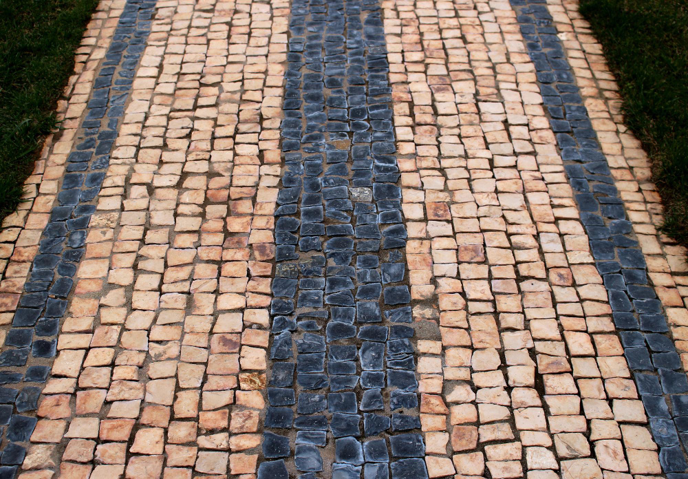 Дорожка из разноцветной брусчатки