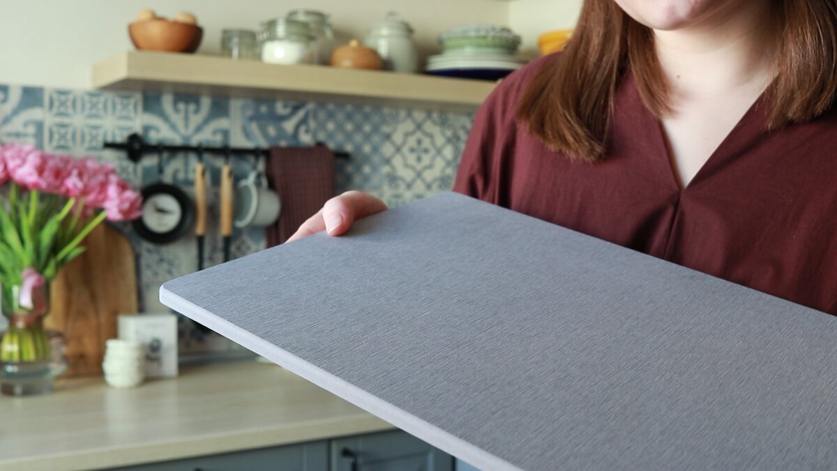 камень просто кладется на подставку