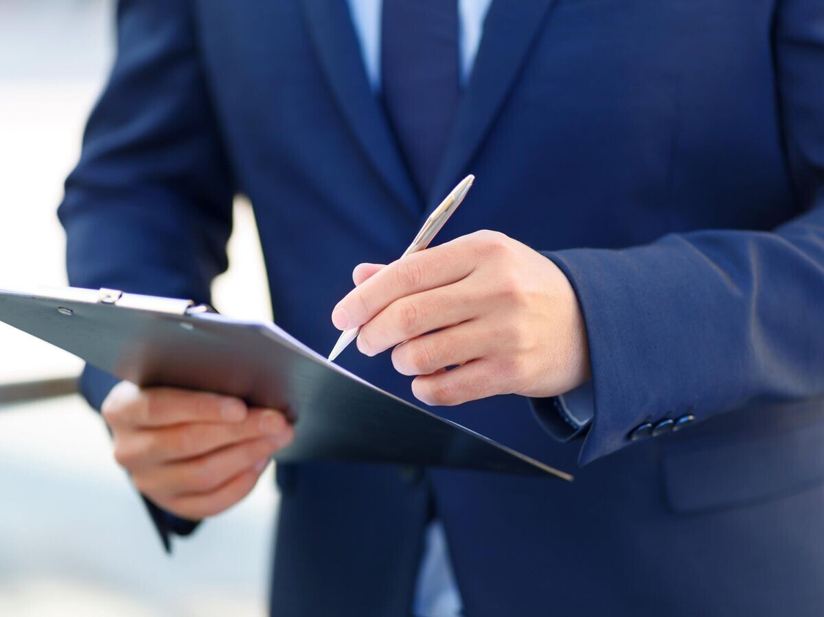    Мужчина работает с документами | © iStock.com / Zinkevych