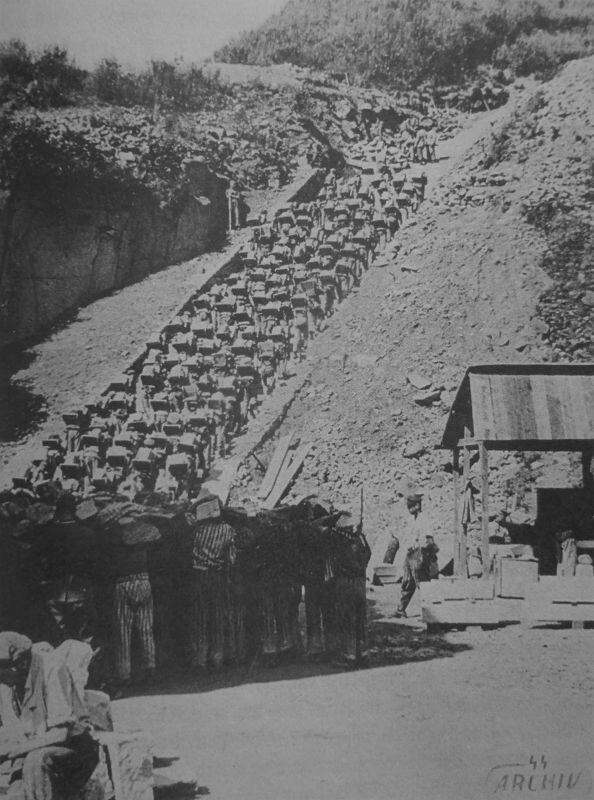 Узники концлагеря Маутхаузен несут гранитные блоки по лестнице карьера «Венская яма».