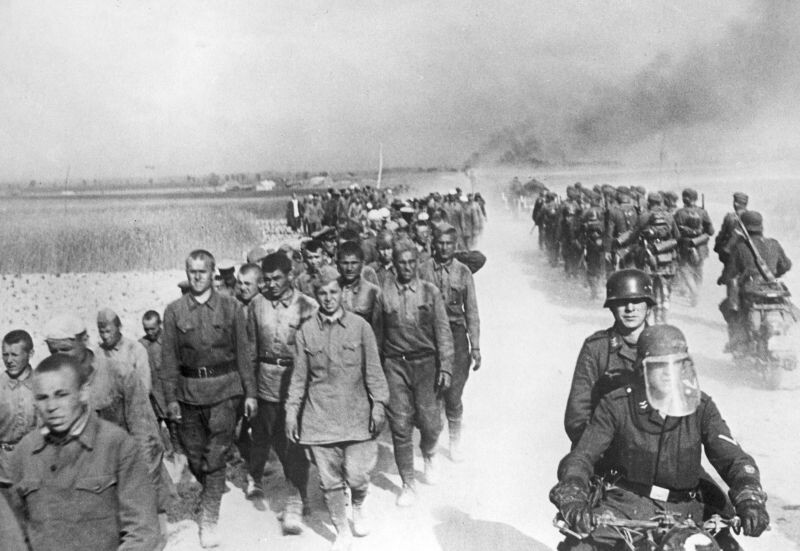 Колонна советских пленных и немецкие мотоциклисты во время операции «Барбаросса».