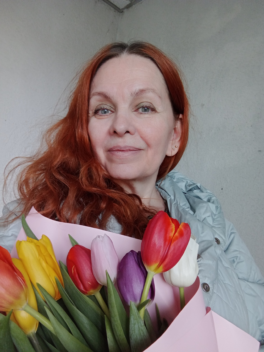 Дорогие друзья, я рада видеть вас у меня в гостях) Заранее предупреждаю, у меня в домике ничего полезного вы не найдете. Но я открыта к общению. Это единственное, чего мне не хватает в жизни, общения с такими же женщинами, как я