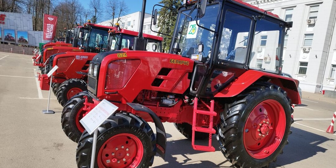 Классический «Беларус-82» уходить с конвейера не собирается, но внешность изменить должен