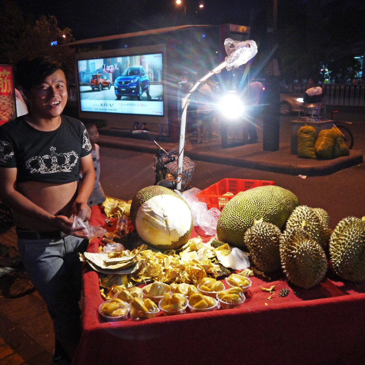 На фотке два в одном - китайское бикини и вонючий дуриан. Тут парень хотя бы в форме, без пивного живота. Фото автора. Листайте карусель, там ещё веселее.