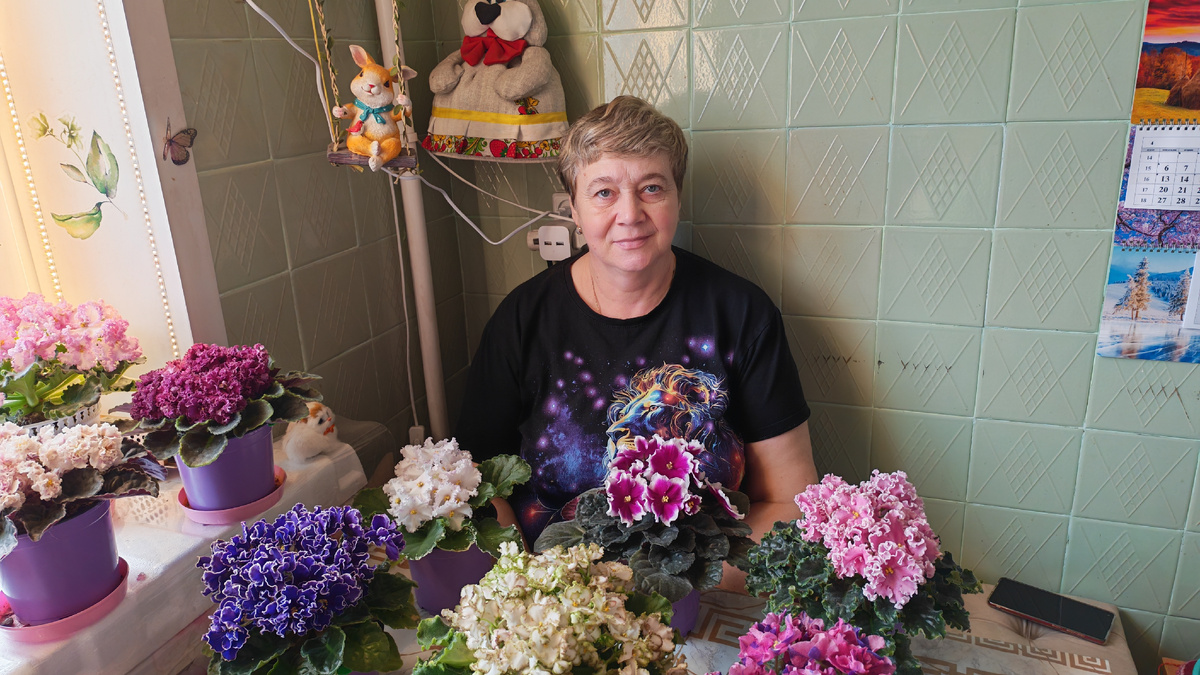 Татьяна Борисовна и её фиалочки на верхнем поливе! 