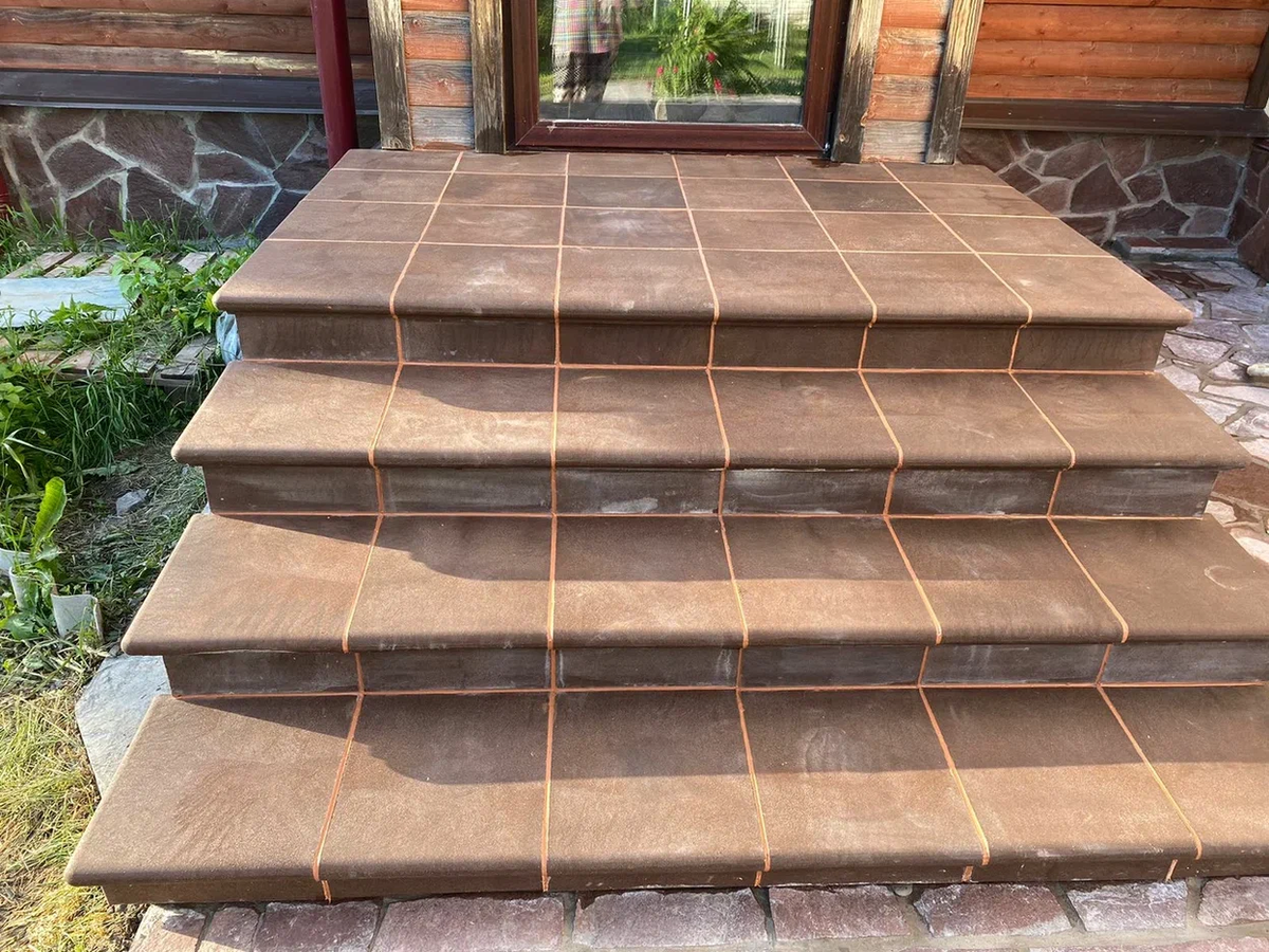 Крыльцо с плиткой из ПКК от Виеко