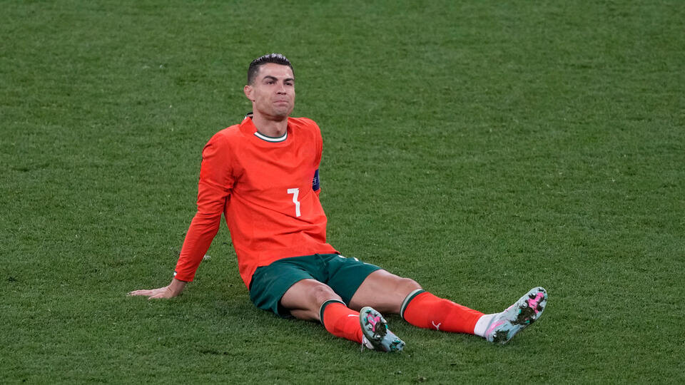     Роналду стало плохо во время матча с "Аль-Иттифаком" Michael Probst/AP/TASS