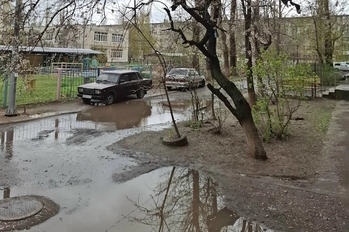    Жители юга Волгограда показали состояние придомовых дорог