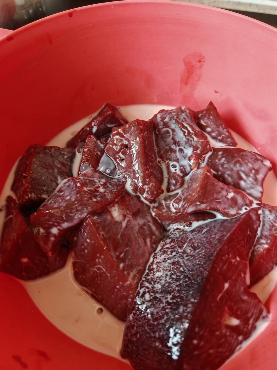 Нарезаем на средние куски и заливаем молоком.