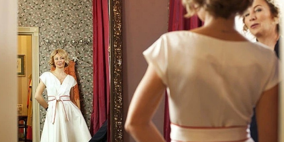 Моль серая, что надела с утра, в том и ходит весь день, случайно услышала она разговор своих подруг