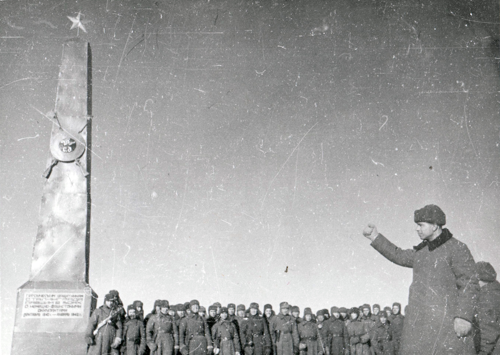Николай Батюк на открытии обелиска на Мамаевом Кургане. 6 февраля 1943 года. Источник: Музей-заповедник «Сталинградская битва»