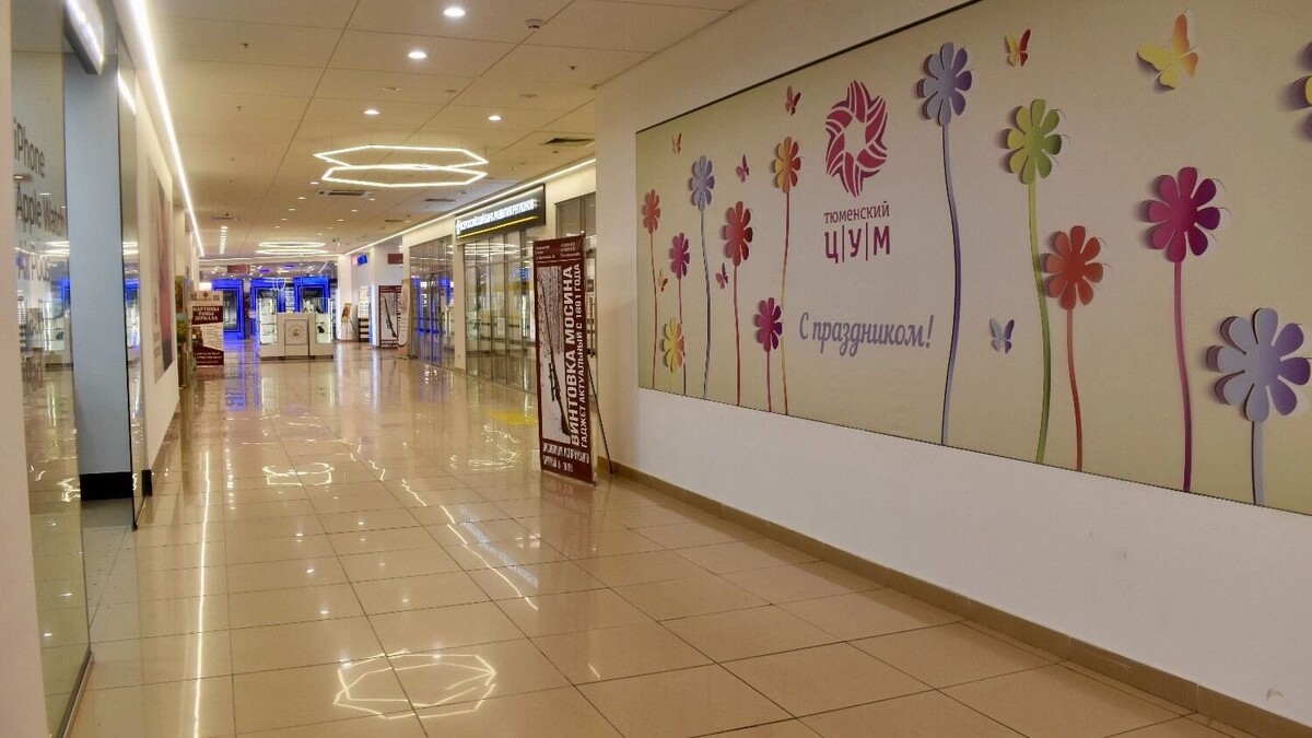    Пустые коридоры в самом центре Тюмени — ещё несколько лет назад здесь было не протолкнуться   nashgorod.ru