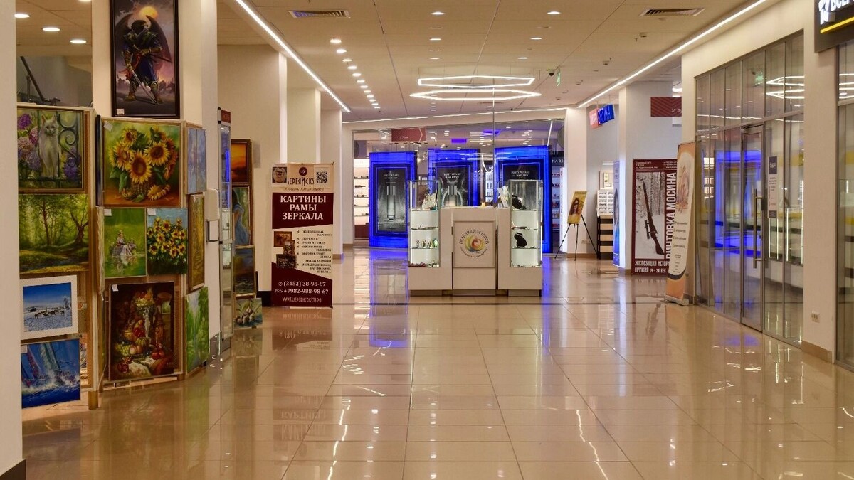    Пустые коридоры в самом центре Тюмени — ещё несколько лет назад здесь было не протолкнуться   nashgorod.ru