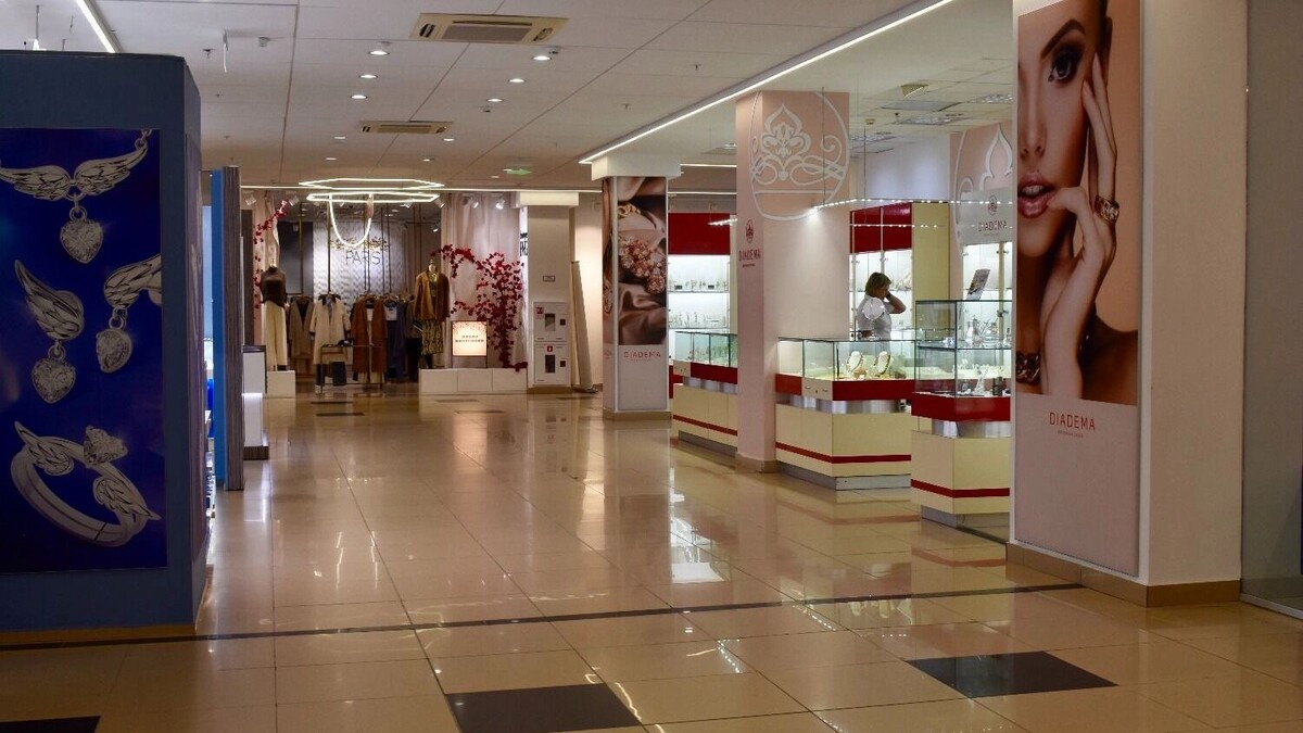    Пустые коридоры в самом центре Тюмени — ещё несколько лет назад здесь было не протолкнуться   nashgorod.ru