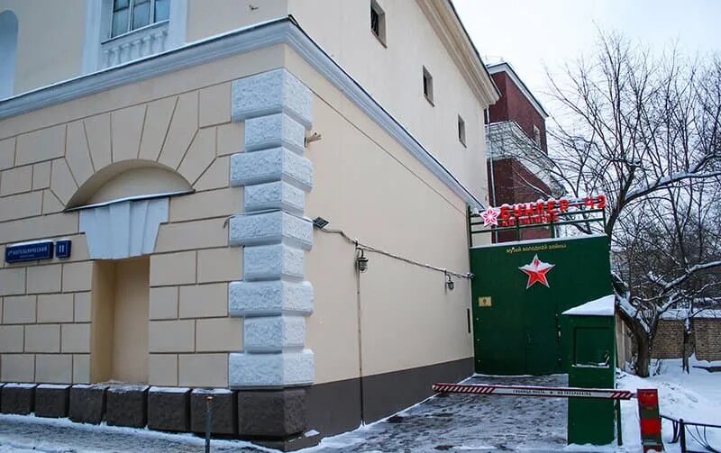 Вход в Бункер-42. За кирпичными стенами — бетонный купол, скрывающий шахту