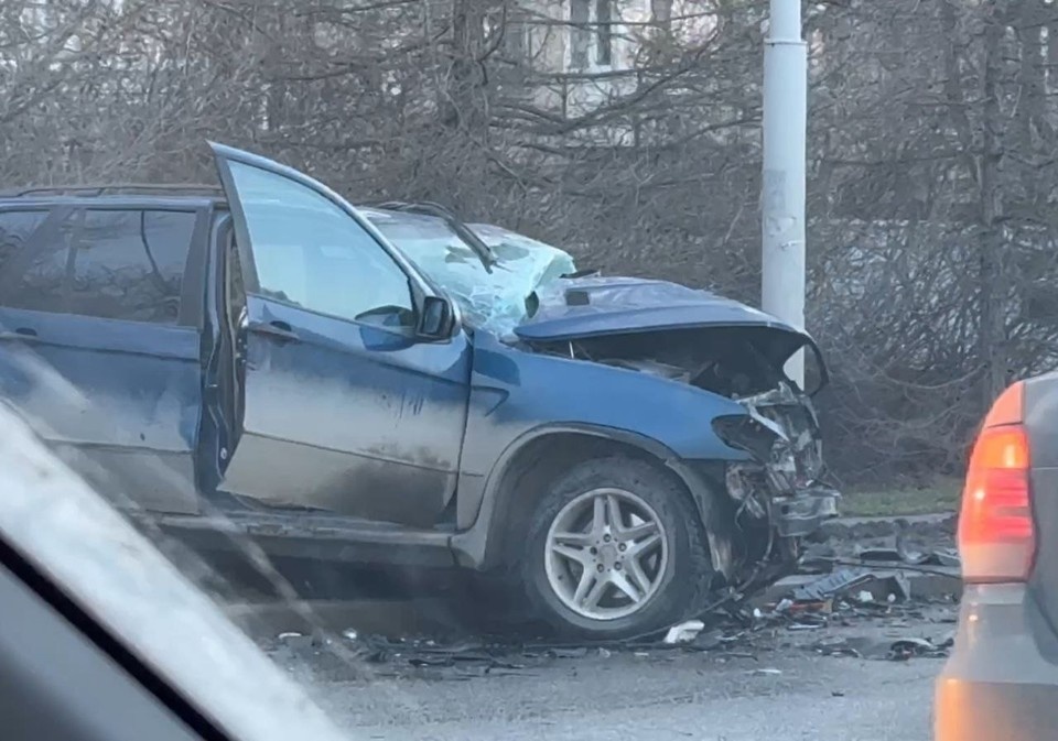    BMW,за рулем которой находилась Анна превратился в груду металла. Фото: читатель