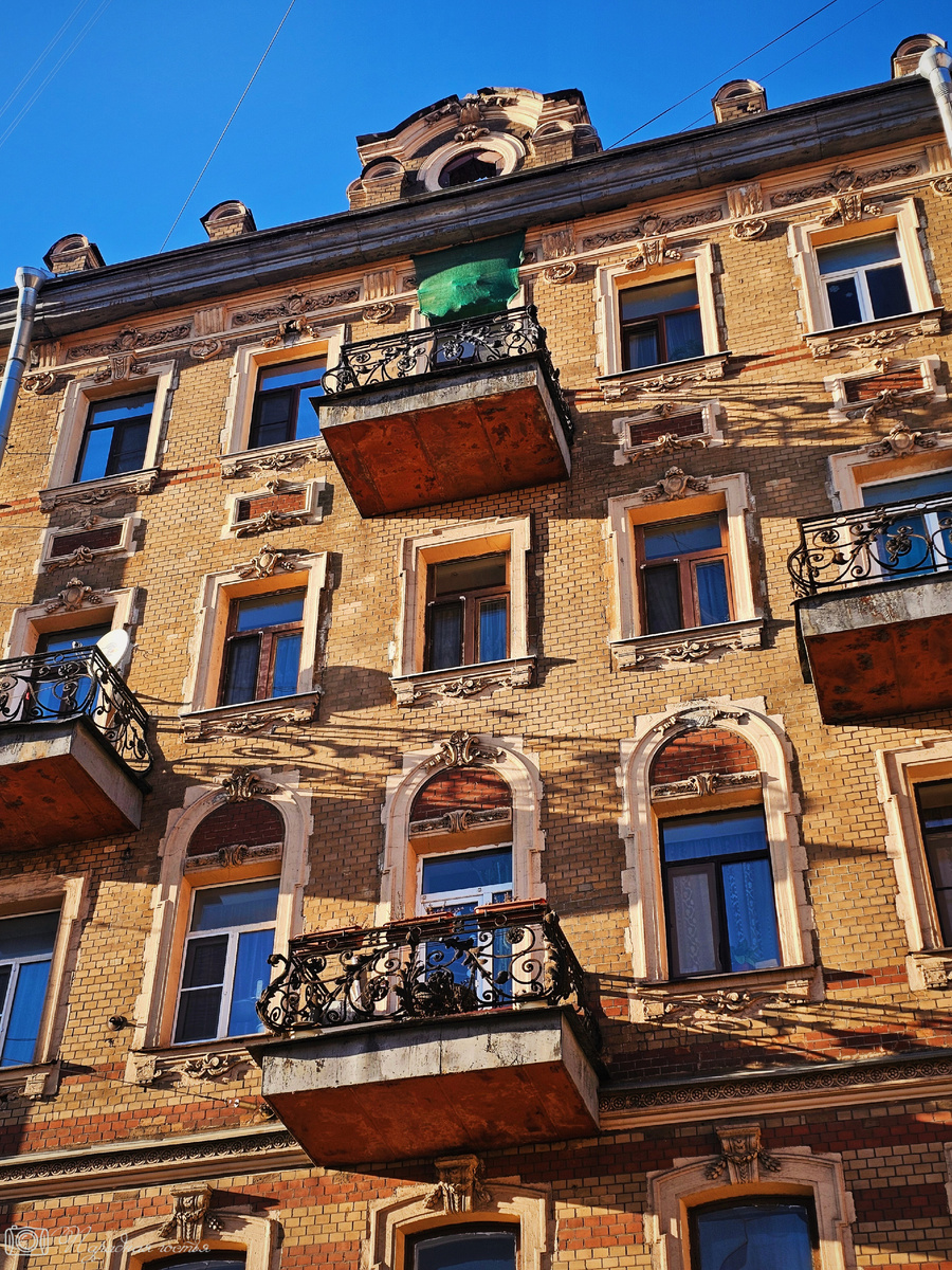 Керамическая плитка фасада празднично играет на солнце. Фото: Парадная гостья