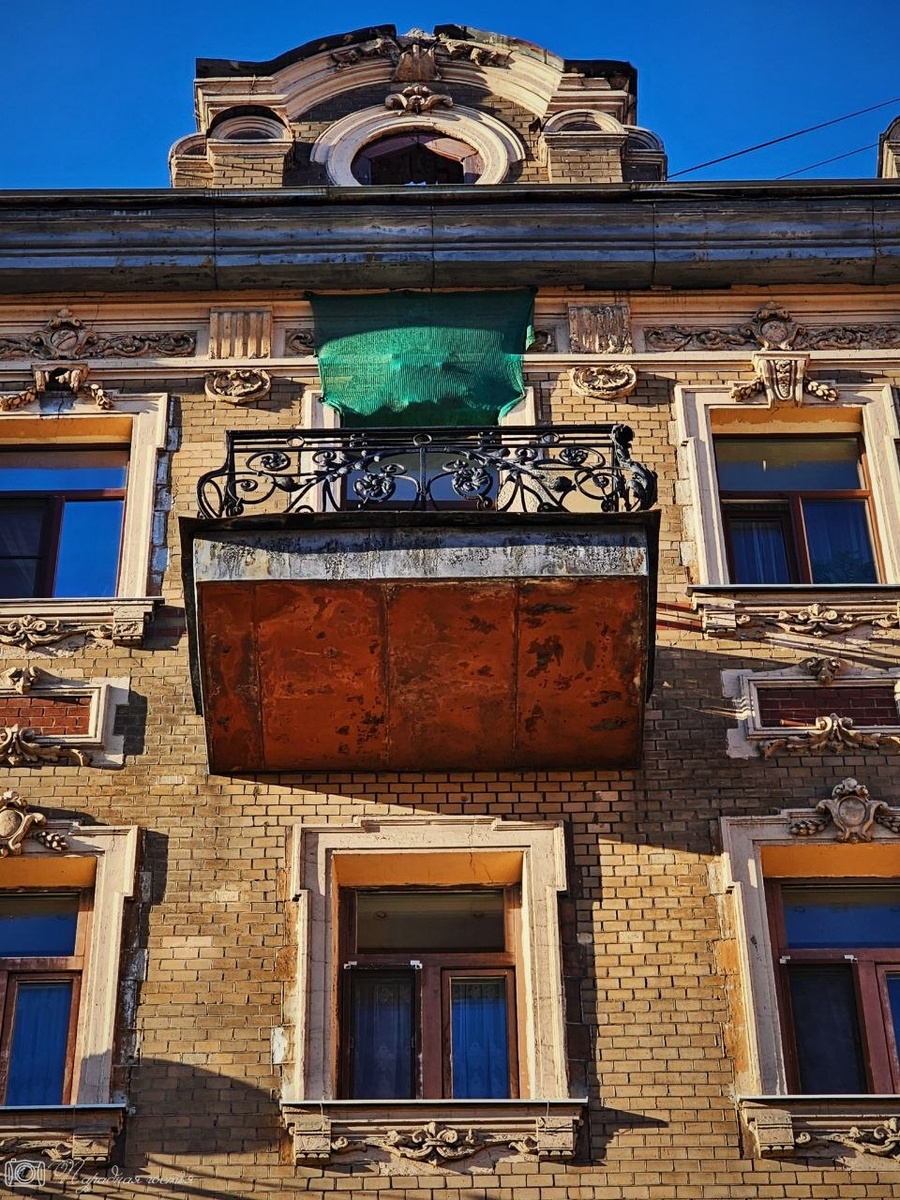 Увы, вместо чердачного окошка осталась лишь дыра в небо. Фото: Парадная гостья