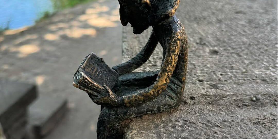 Смотрите, какой милый Дракула читает