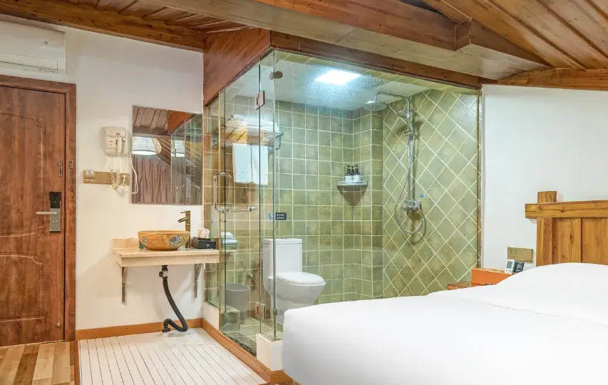 В Китае туалеты со стеклянными стенами. Зачем такие извращения?