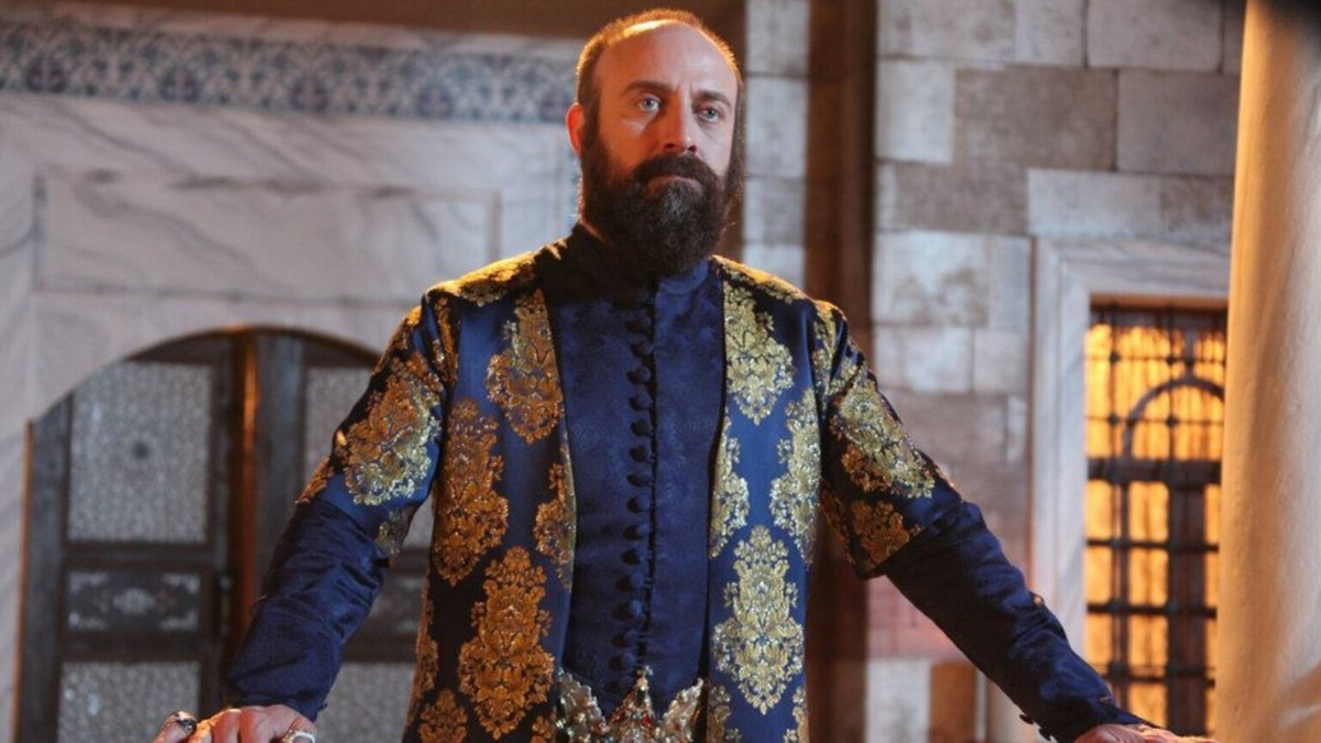 Султан Сулейман — как персонаж сериала "Великолепный век" (кадр оттуда), весьма паранойяльный человек.