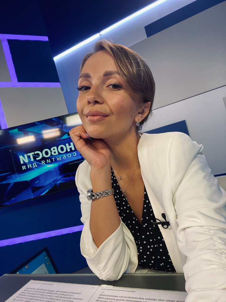 Мария Беленко, выпускающий редактор "Канала 12", научилась совмещать работу на городском телеканале и жизнь сельского человека.