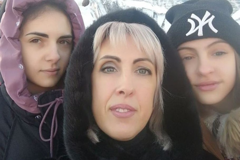 Юлия Кузьмина с двумя дочками. Фото: архив семьи
