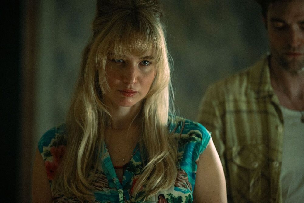 Дженнифер Лоуренс замахнулась на серьёзную драматическую роль женщины, страдающей от последствий родов. Надо сказать, она убедительна – просто сам фильм получился сумбурный и путаный