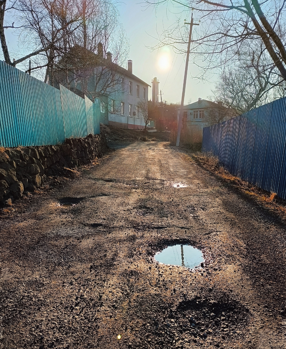 Улица Полевая с лужами от прошедшего дождя (Владивосток).