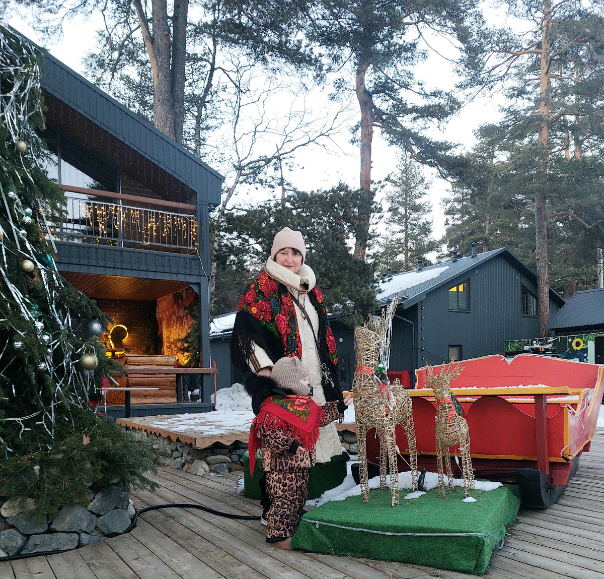 Мы с внучкой. На ней платок небольшой, который достался по наследству от свекрови