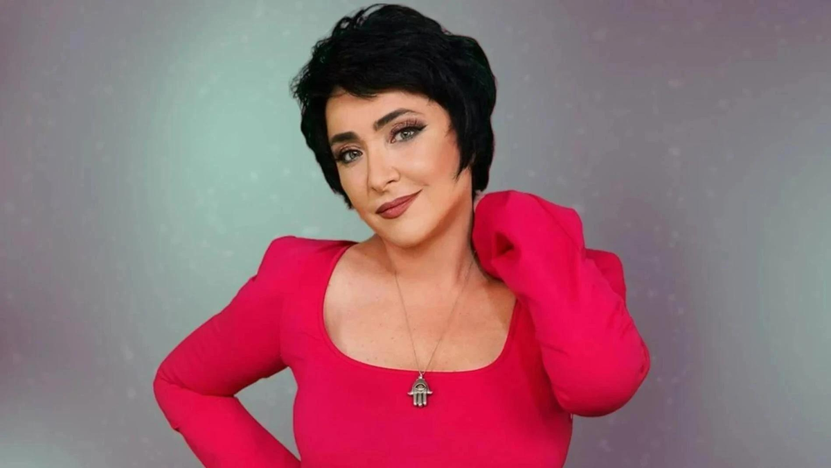    Певица Лолита Милявская в Telegram-канале поздравила Аллу Пугачеву с днем рождения. 15 апреля Пугачевой исполнилось 77 лет. Милявская призналась в любви артистке и назвала ее своим учителем. «Сколько лет мне понадобилось, чтобы внять вашему совету, просто встать и петь, не прикрываясь трюками и клоунадой, как Вы сказали. Отвечу, 15 лет с момента интервью! Спасибо Вам! Никогда не забуду каждое слово. Просто люблю и продолжаю делать домашние задания!» — поделилась певица. Милявская поделилась разговором с Пугачевой, в котором артистка критикует ее за «клоунаду». Как считала Примадонна, Лолита боится, что ее и ее музыку будут воспринимать всерьез. По словам артистки, из-за этого Милявская прикрывается клоунадой на выступлениях. Лолита с ней согласилась. После начала специальной военной операции на Украине Пугачева уехала с мужем Максимом Галкиным (признан в РФ иностранным агентом) и детьми из России в Израиль. Сейчас знаменитости активно путешествуют по миру. Их видели в Латвии и Франции, однако основным местом проживания остается Израиль, где дети посещают частную гимназию. У пары есть израильские паспорта, а также гражданство Кипра.