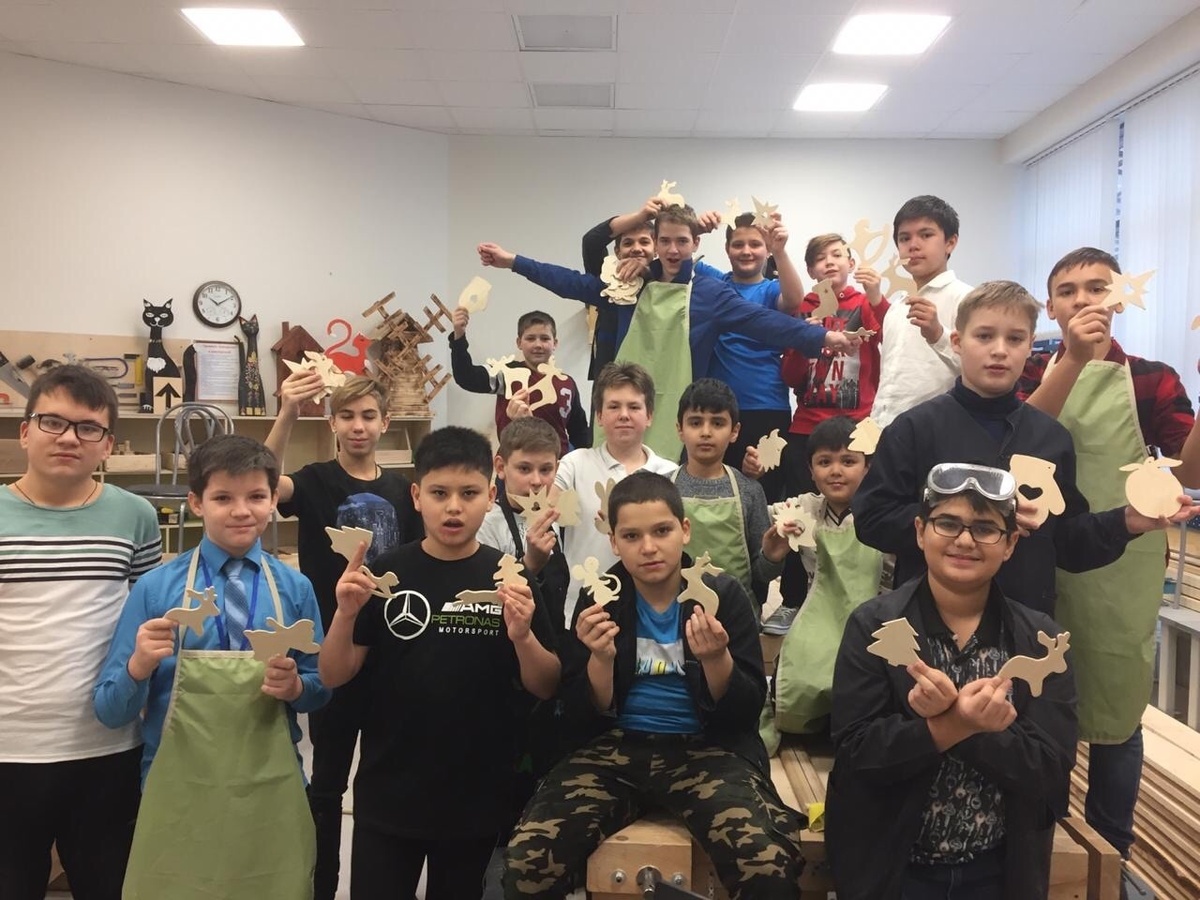 Мой сын  и его одноклассники с поделками для ребят из детского дома