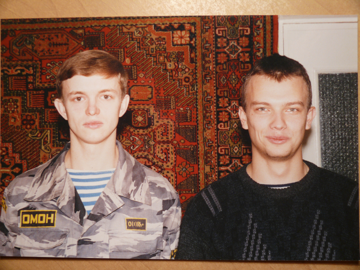 Спустя 31 год, думаю эти фото уже не секрет. Я с бойцом, который КГБ-эшной техникой вырубил на улице одновременно 8 человек