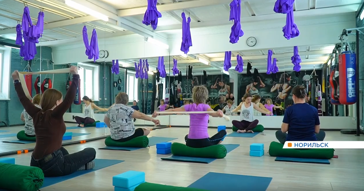     В Норильске запустили курсы йоги для пожилых людей