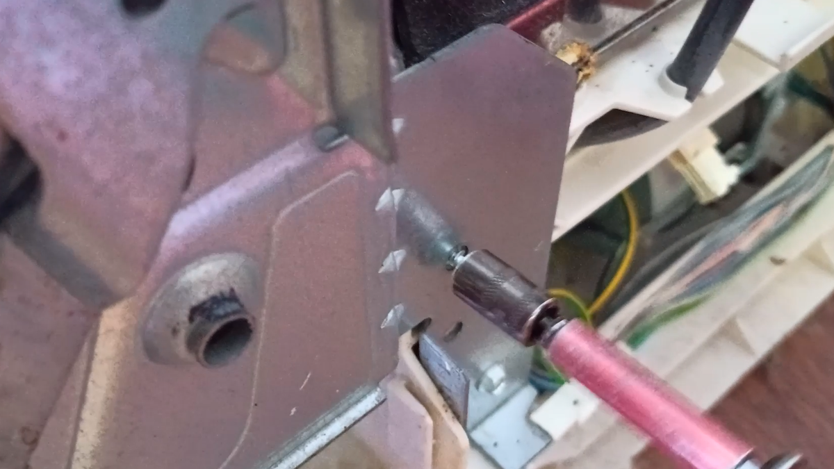 Выкручивание болта