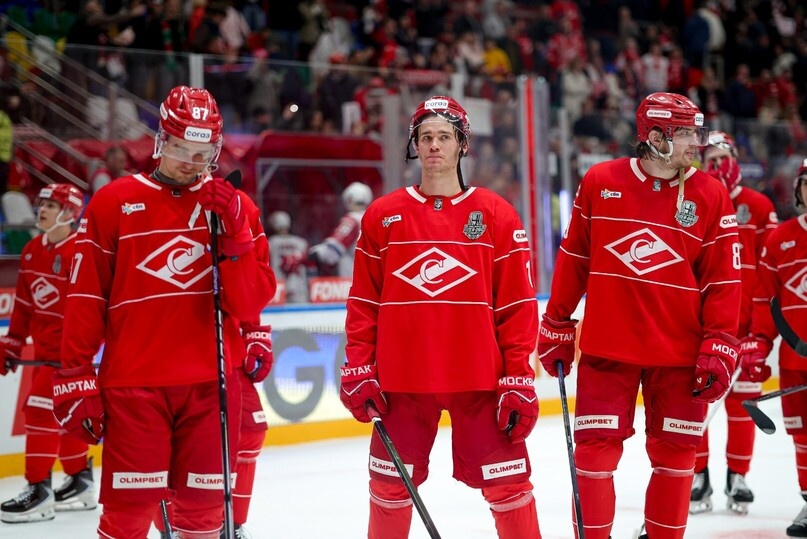     Игроки красно-белых понуро покидают лед после вылета от "Локомотива" / фото: сайт "Спартака"