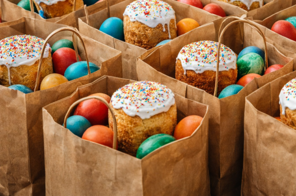 Пожилая женщина в Светлогорске не смогла купить кулич за 675 рублей, и жители организовали акцию