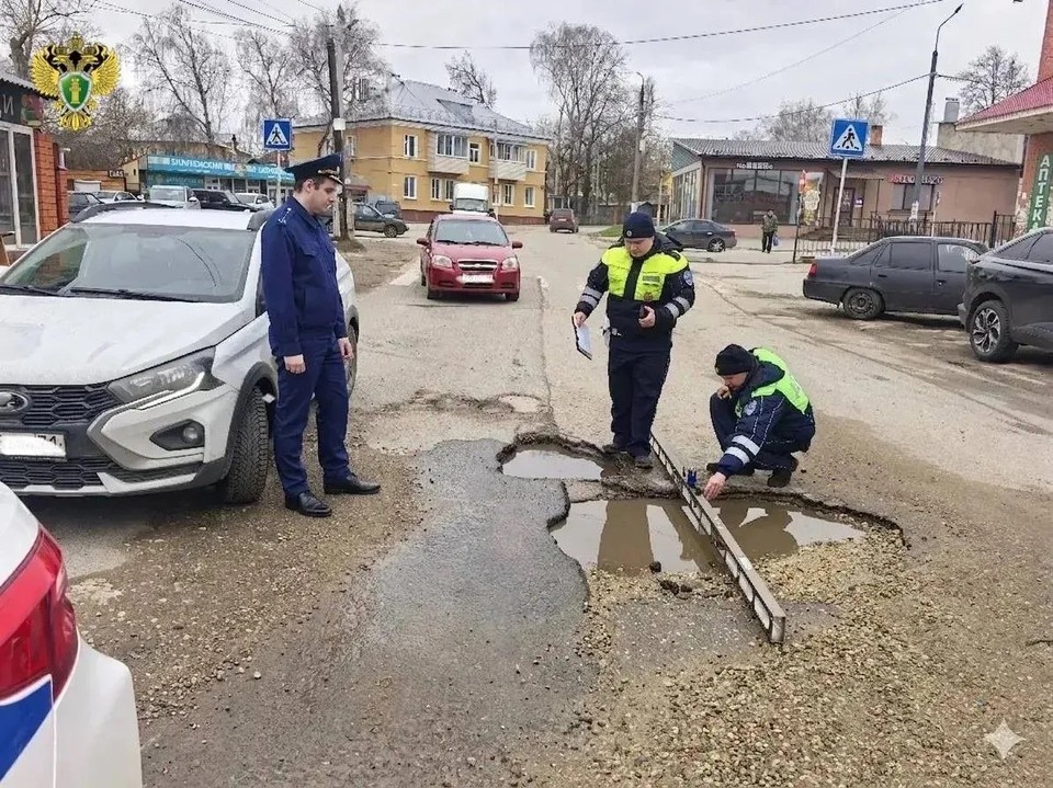    В Богородицке на шести улицах прокуратура выявила ямы и выбоины на дорогах. Алексей ФОКИН