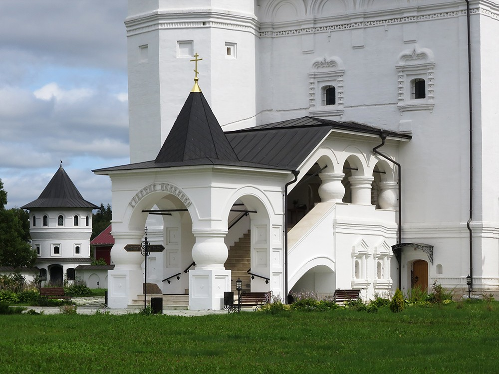 Входоиерусалимская церковь (1679 г.) — каменный собор, пятиглавый, с шатровой колокольней