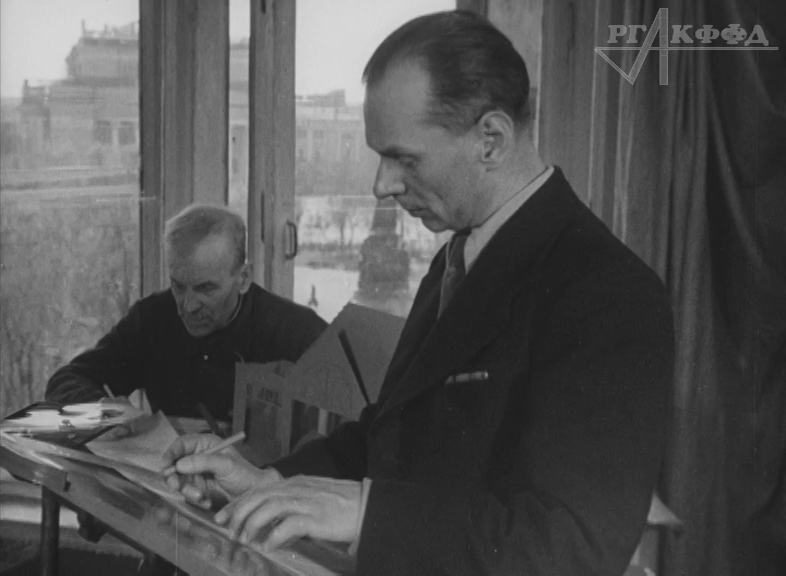 Народный артист СССР, театральный режиссёр Н.П. Акимов (справа), кадр из Ленинградского киножурнала 1947 года, опубликованного ниже.