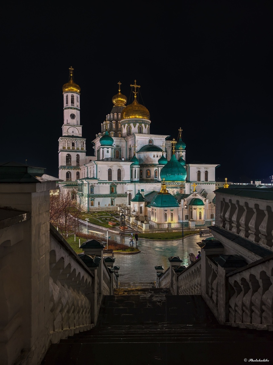 Собор напоминает сказочные сюжеты. Ночью не менее прекрасен, чем днем.