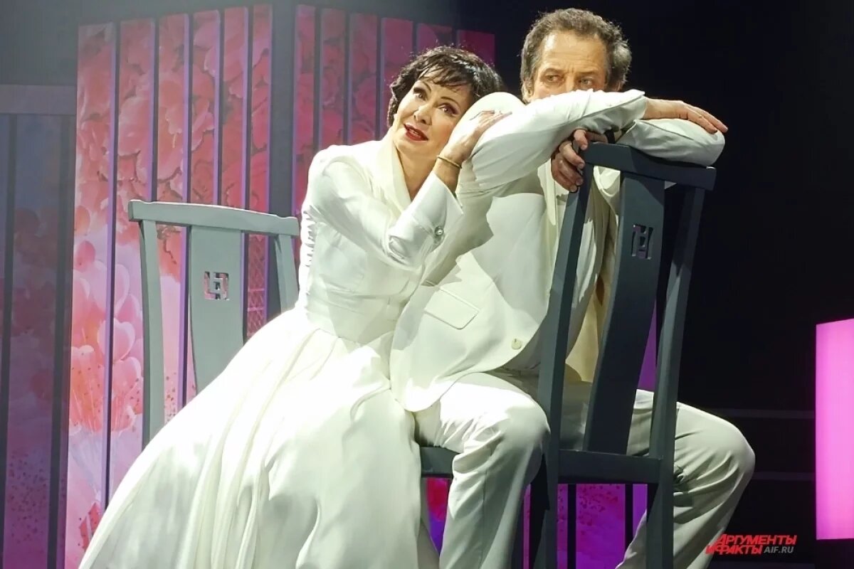    Звезда спектакля — конечно, Нонна Гришаева. Это бенефис заслуженной артистки России.