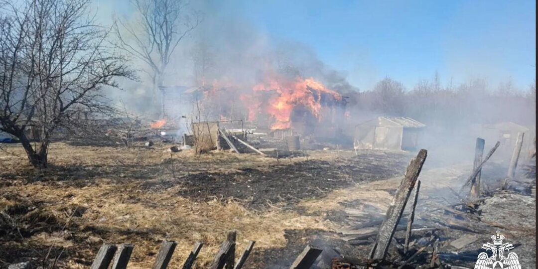 В Чагодощенском округе в эти минуты тушат крупный пожар: горят четыре деревянных дома