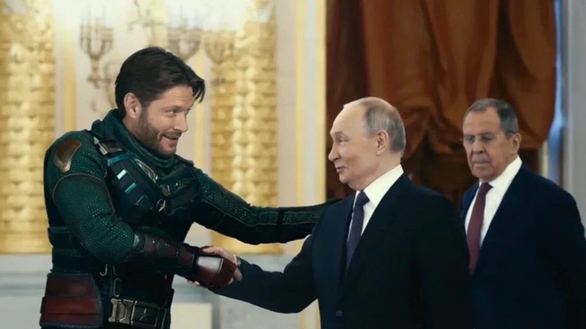     В сериале «Пацаны» Владимир Путин пожимает руку супергерою Солдатику