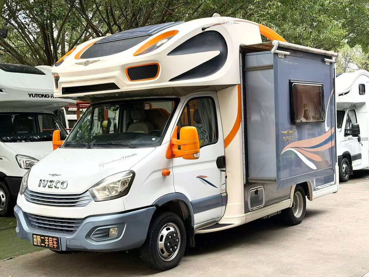 Китайский автодом Jinghang Iveco Daily 2019 с выдвижной секцией и большим жилым модулем — avtodom16