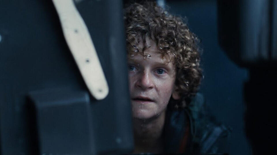     Актер из "Голодных игр" расстрелял проезжавшее мимо авто из полуавтомата Х/ф "Голодные игры", реж. Гэри Росс, 2012